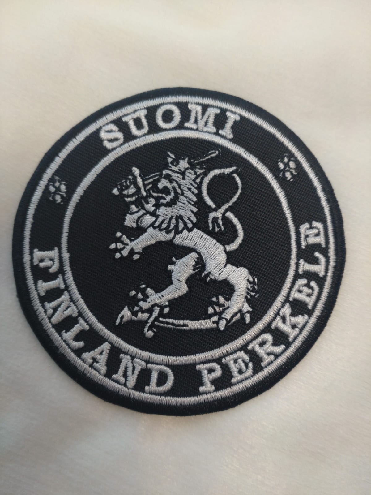 Suomi Perkele kangasmerkki