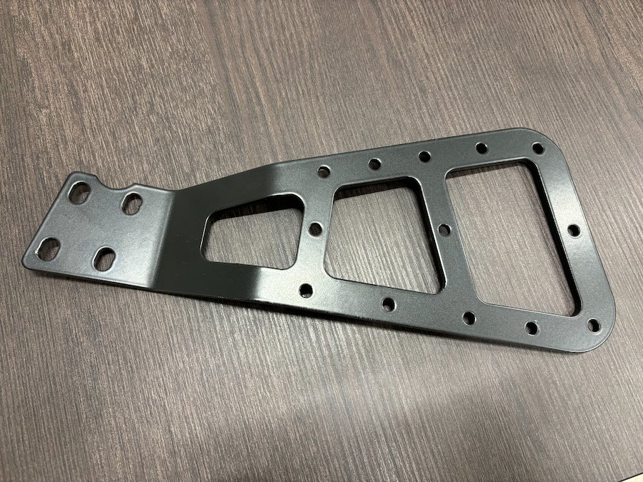 IMG_0019_1 Laukkuteline, Suzuki M1800R, musta - Image 1